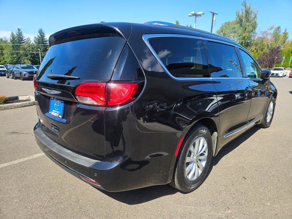 Used 2019 Chrysler Pacifica Touring-L FWD image 5