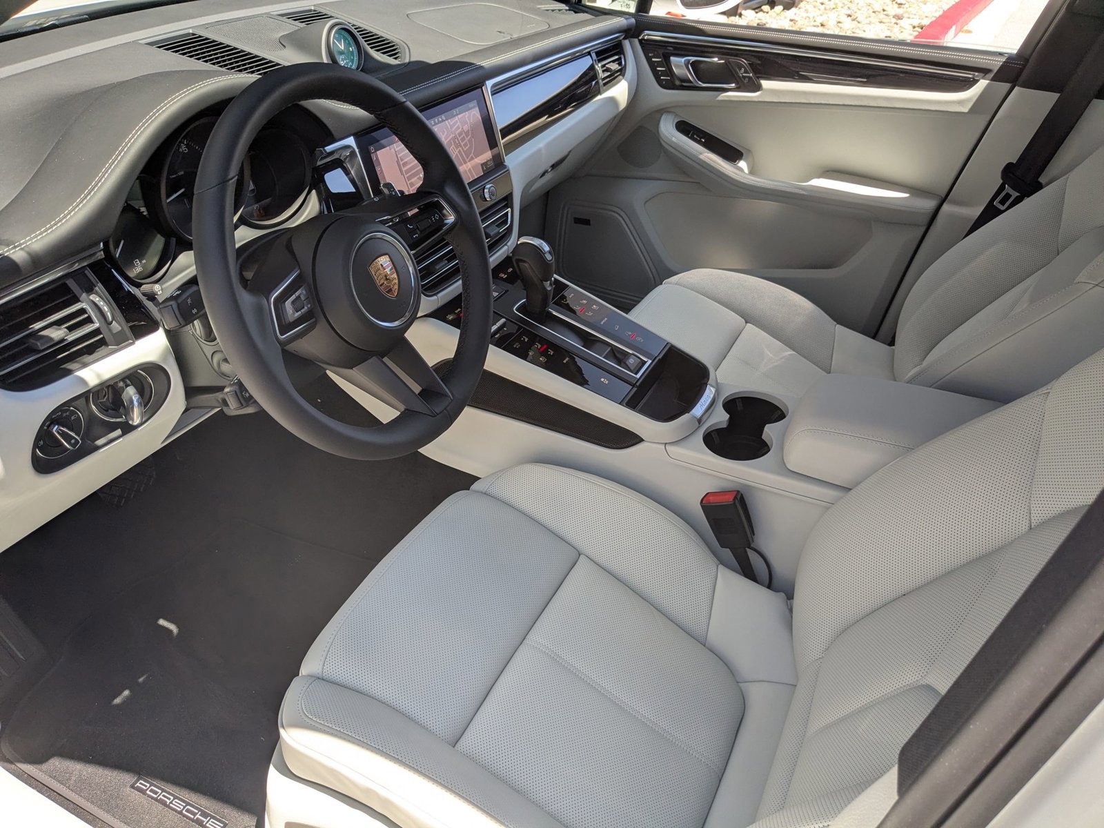 New 2026 Porsche Macan AWD/4WD image 4
