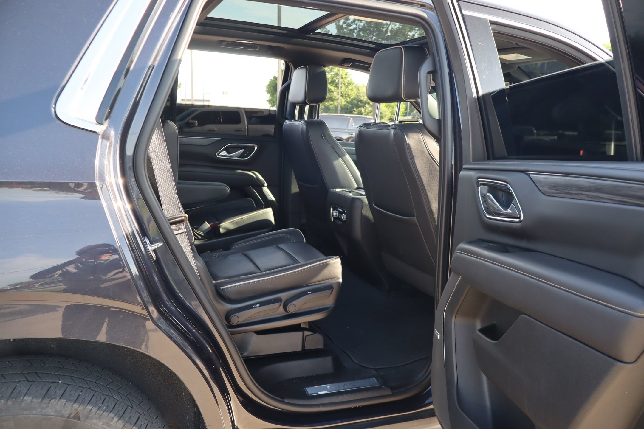 Used 2023 GMC Yukon SLT AWD/4WD image 28