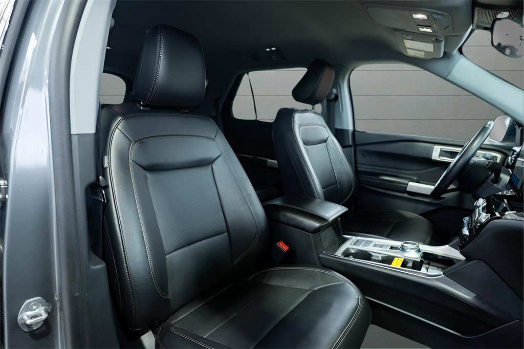 Used 2023 Ford Explorer Limited image 3