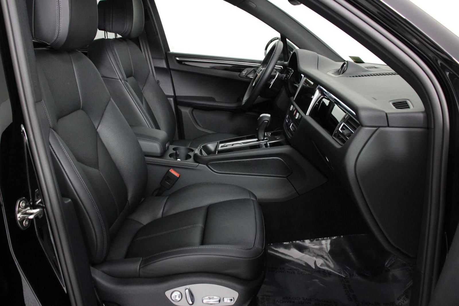 Certified 2025 Porsche Macan image 31