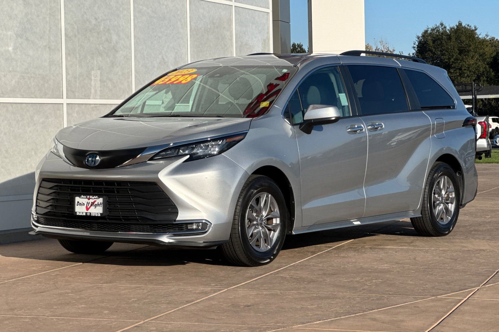 Certified 2023 Toyota Sienna XLE image 10