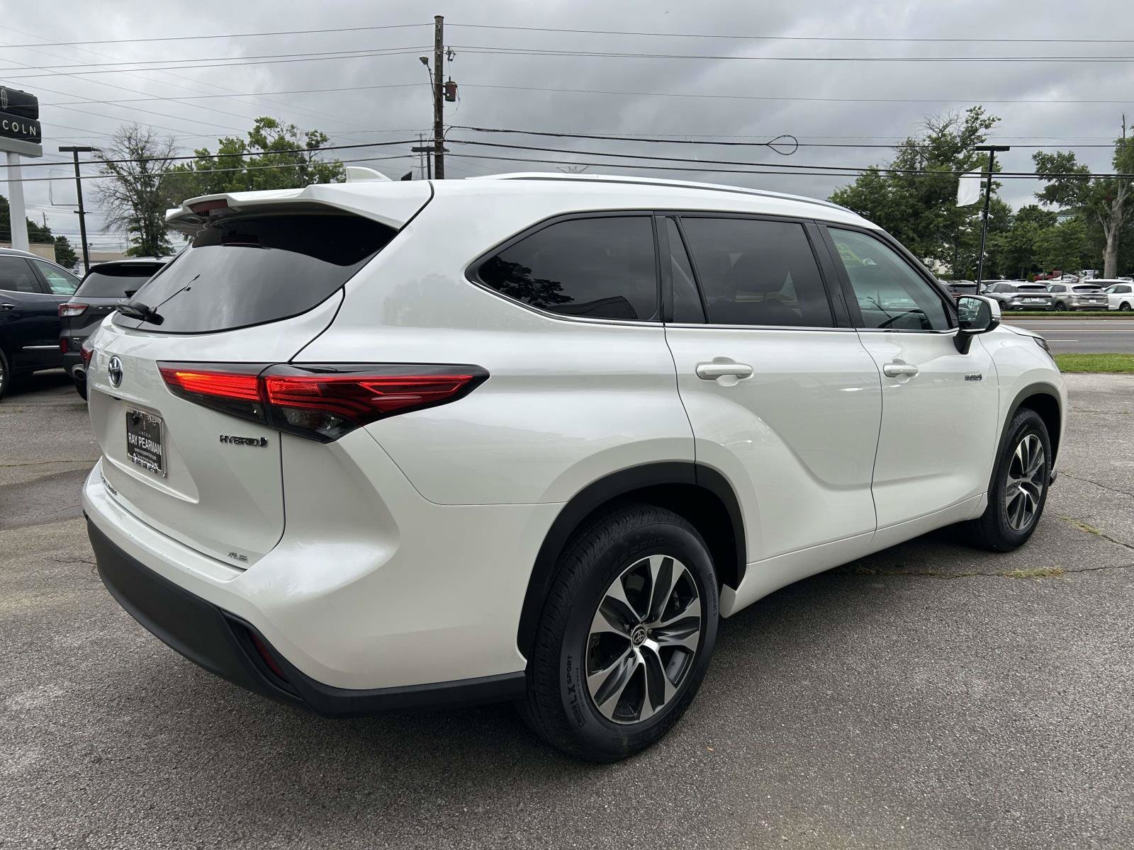 Used 2020 Toyota Highlander XLE FWD image 3