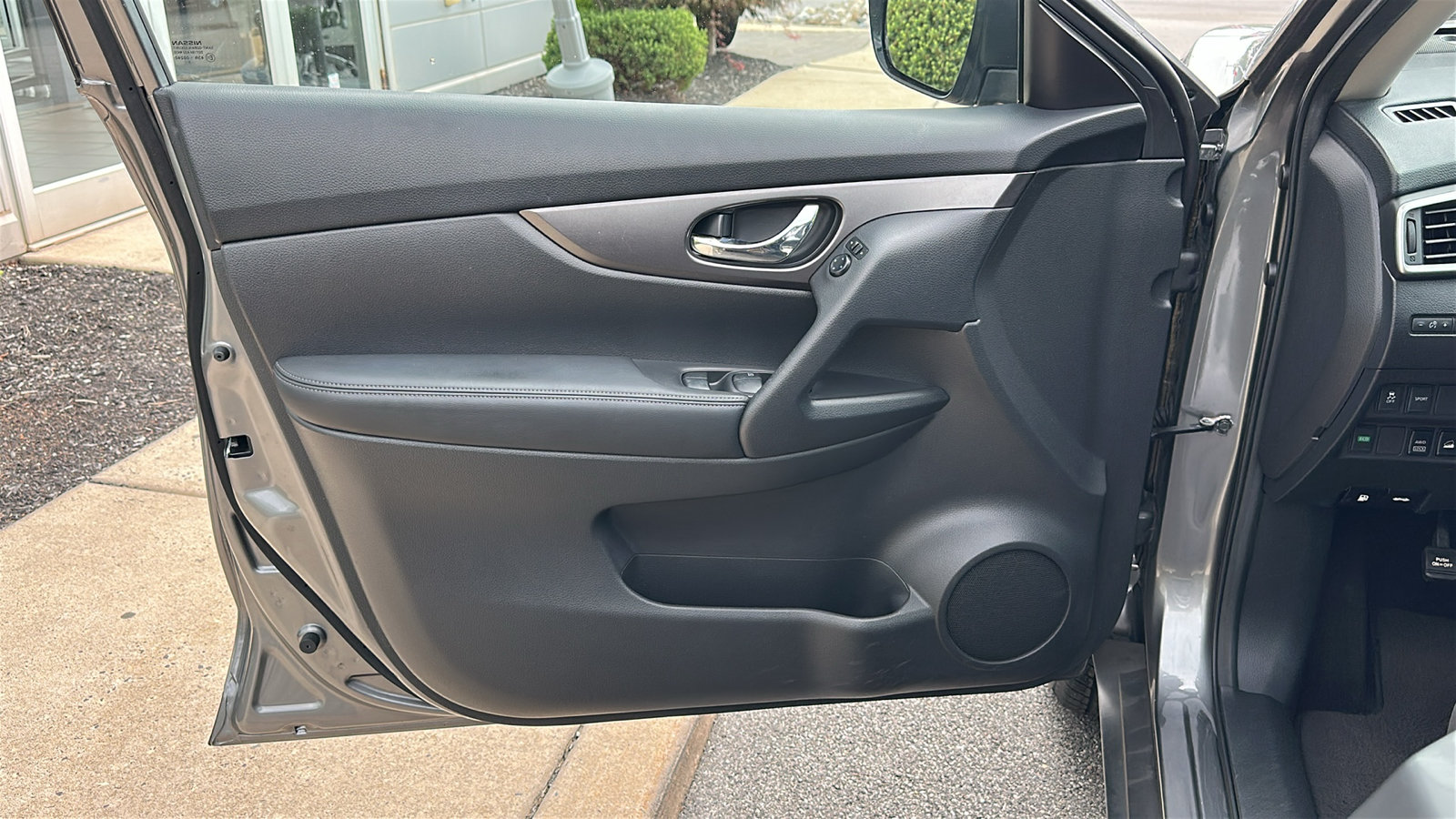 Used 2016 Nissan Rogue S AWD/4WD image 13