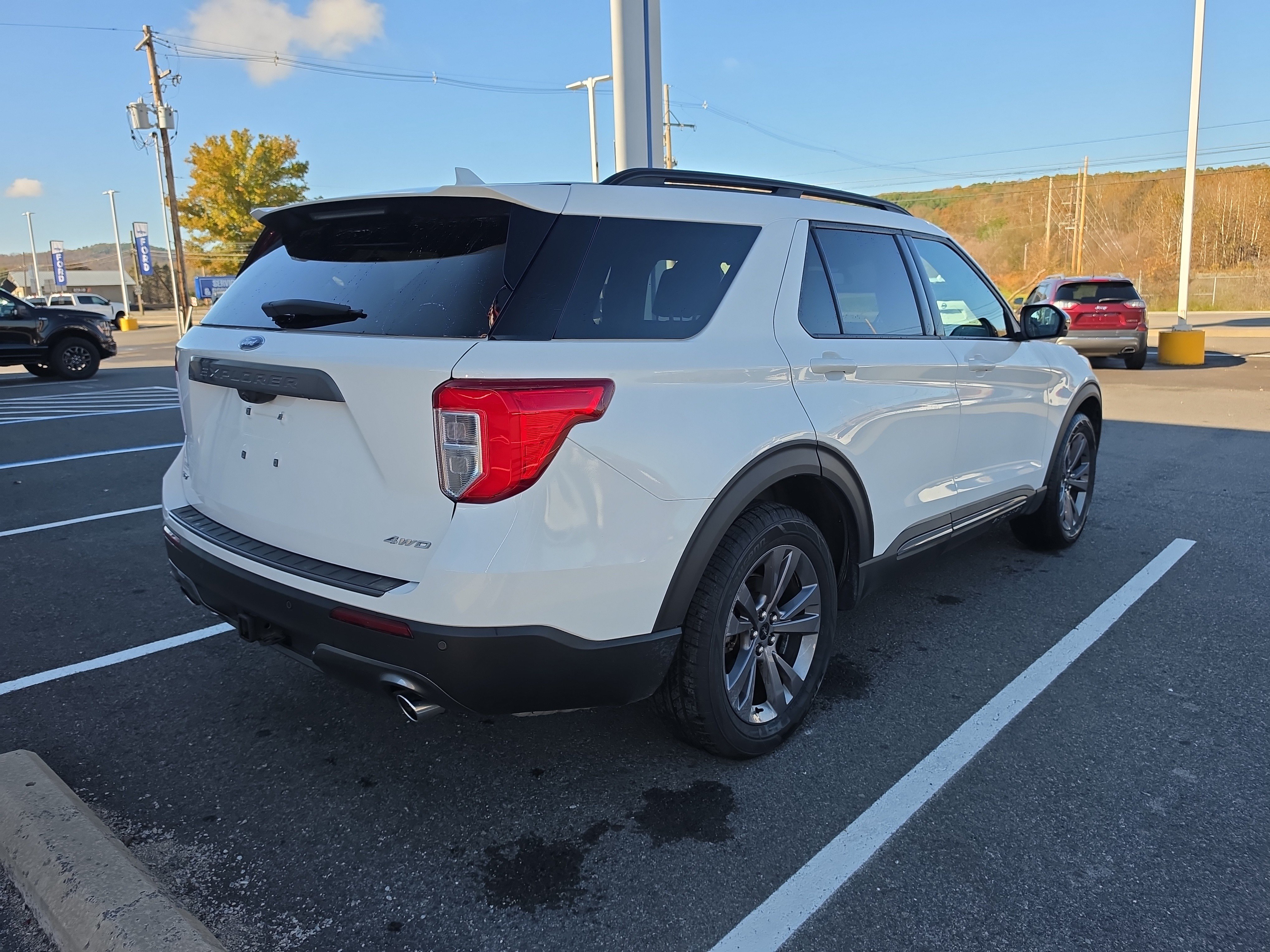 Used 2023 Ford Explorer XLT w/ Equipment Group 202A AWD/4WD image 3
