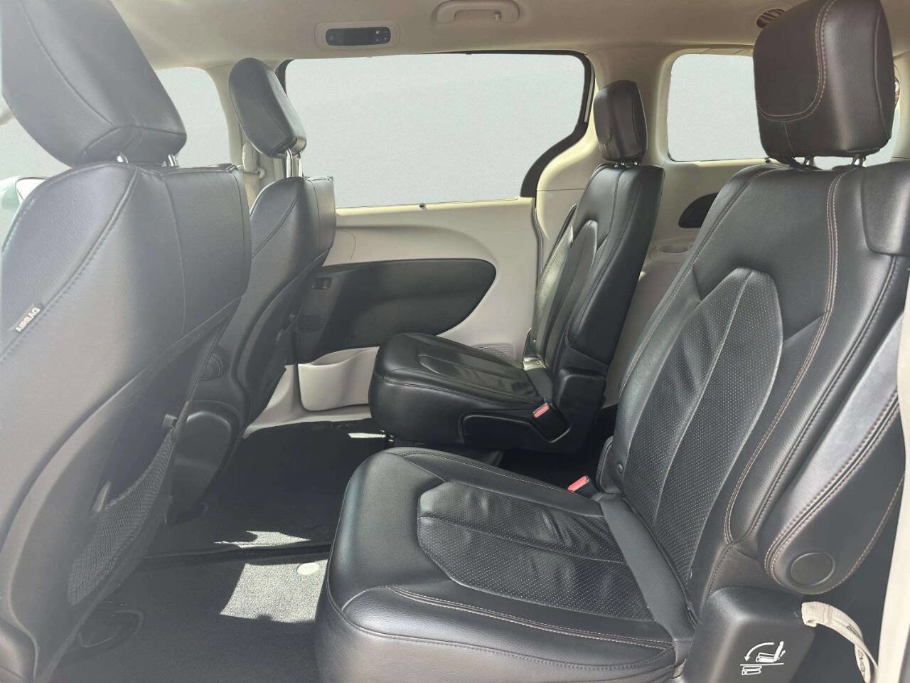 Used 2018 Chrysler Pacifica Touring-L FWD image 11