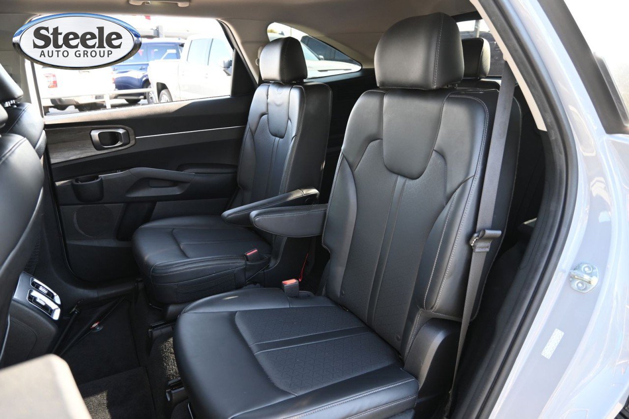 Used 2023 Kia Sorento EX w/ Panoramic Sunroof Package FWD image 20