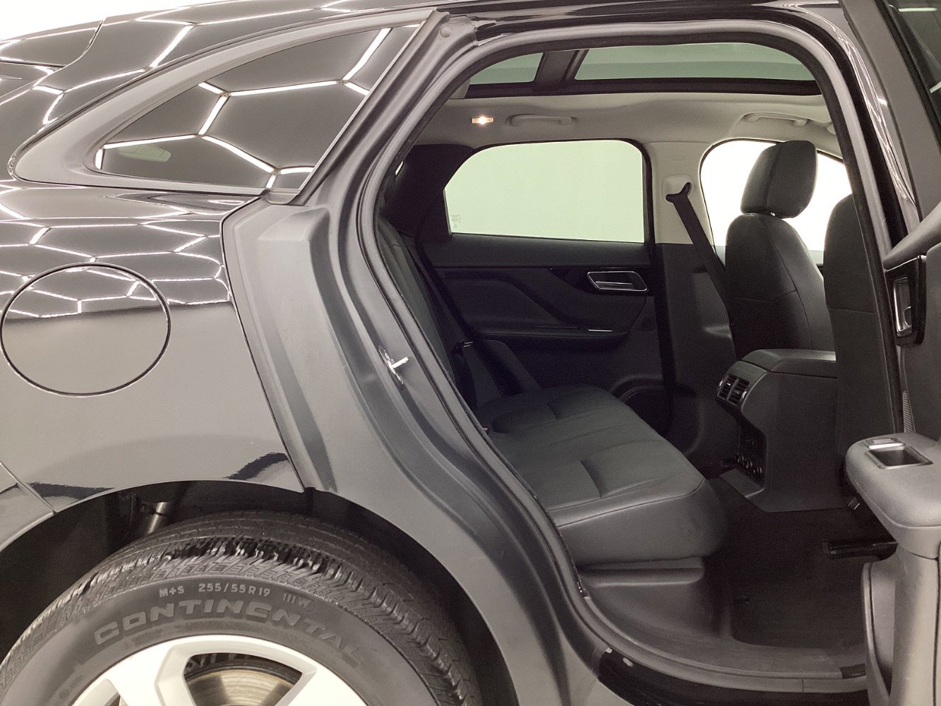 Used 2018 Jaguar F-PACE Premium image 22