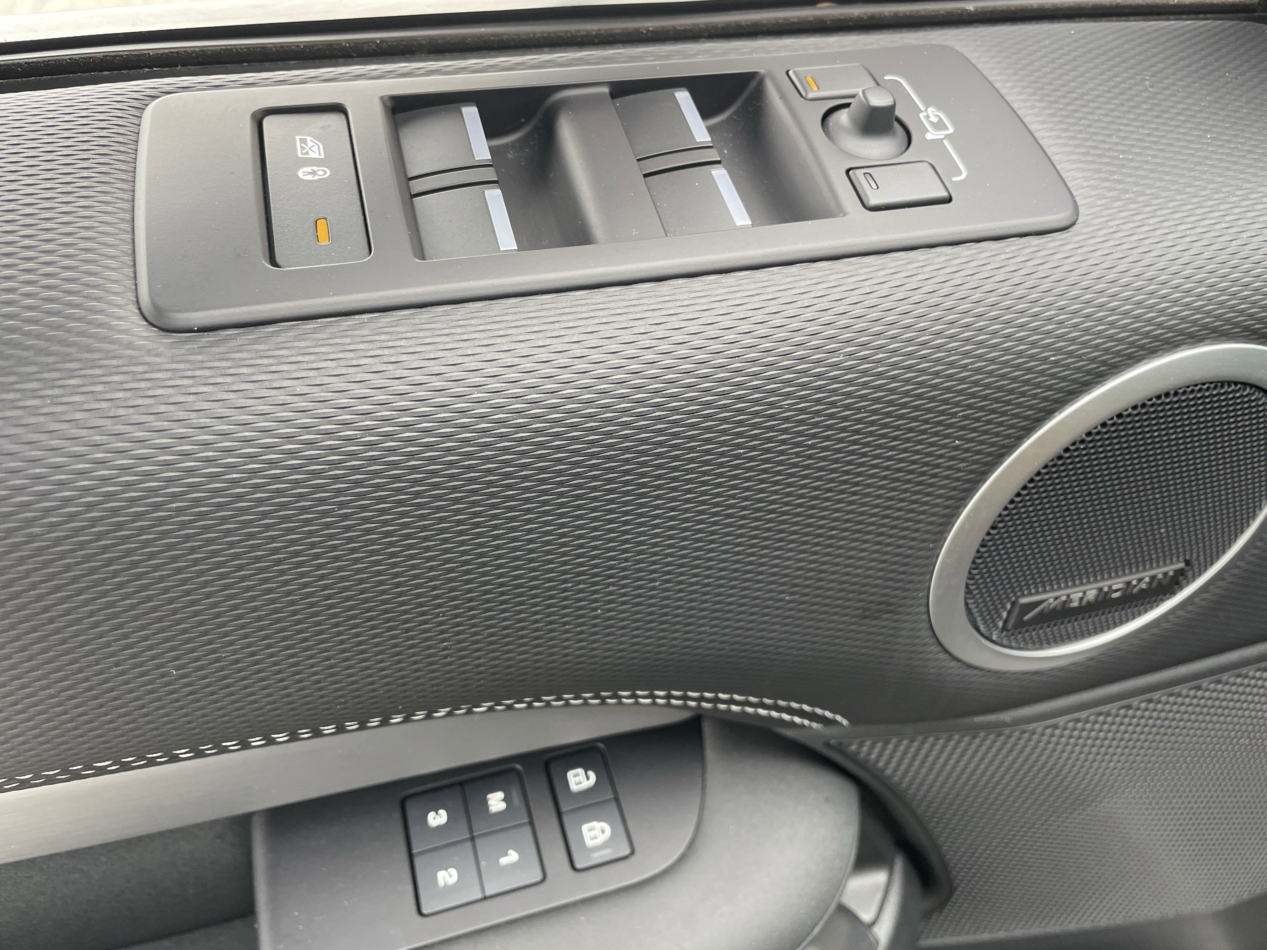 Certified 2024 Land Rover Discovery Dynamic SE image 11