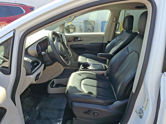 Used 2024 Chrysler Pacifica Limited image 11