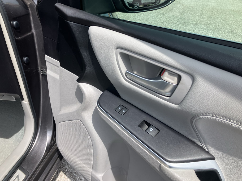 Used 2016 Toyota Camry XLE FWD image 19