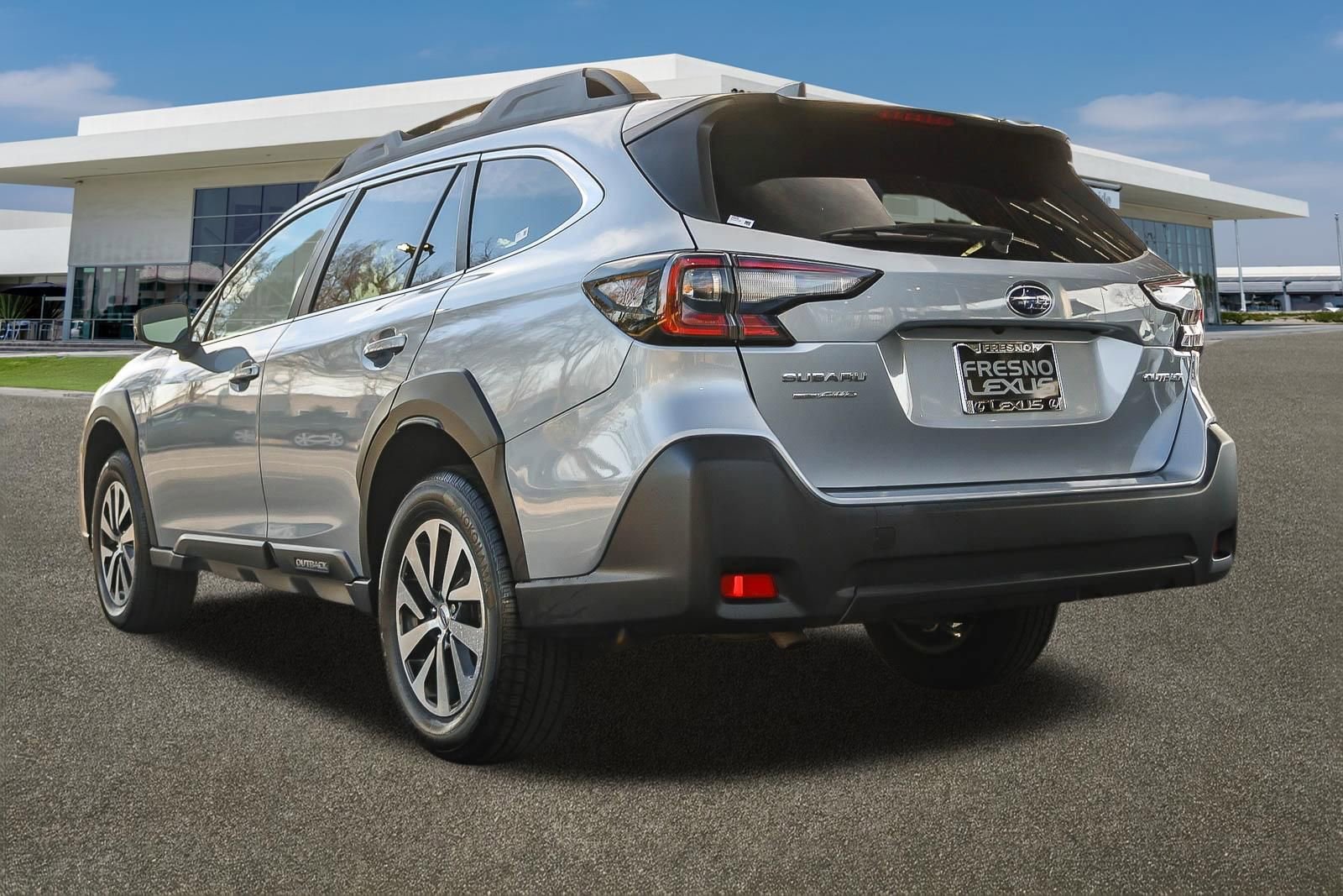 Used 2024 Subaru Outback Premium AWD/4WD image 4