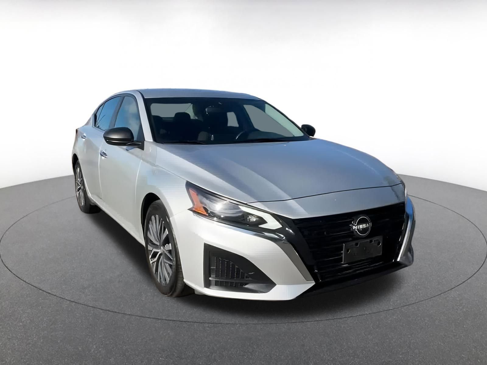 Used 2024 Nissan Altima 2.5 SV image 3