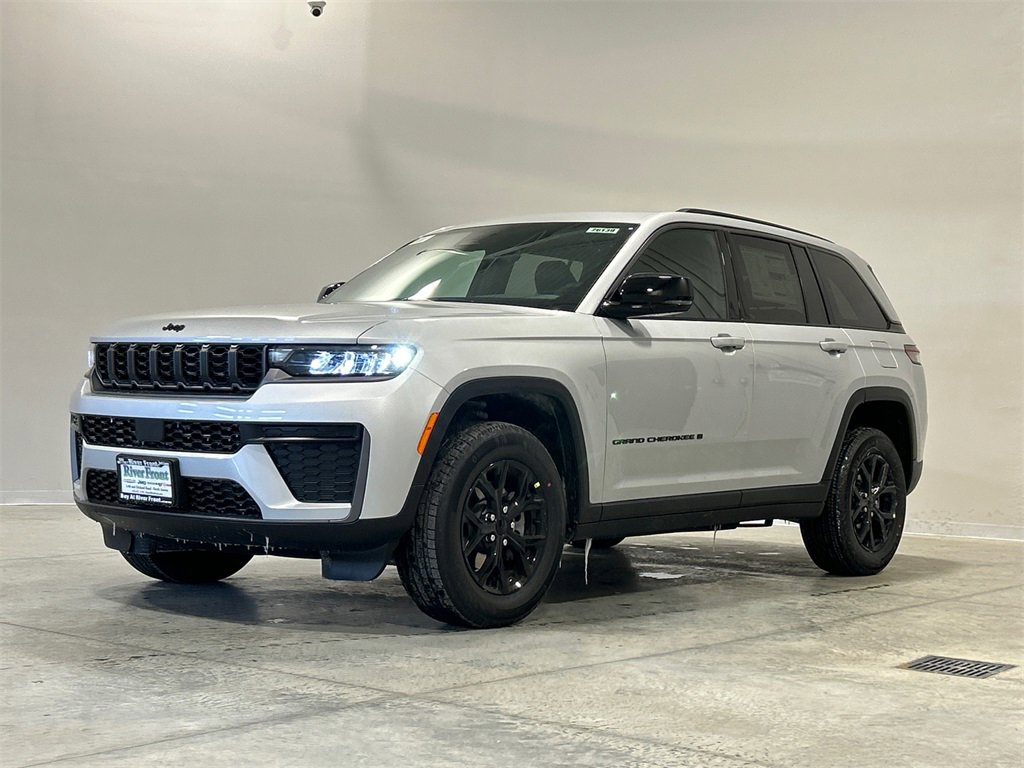 New 2026 Jeep Grand Cherokee Laredo image 2