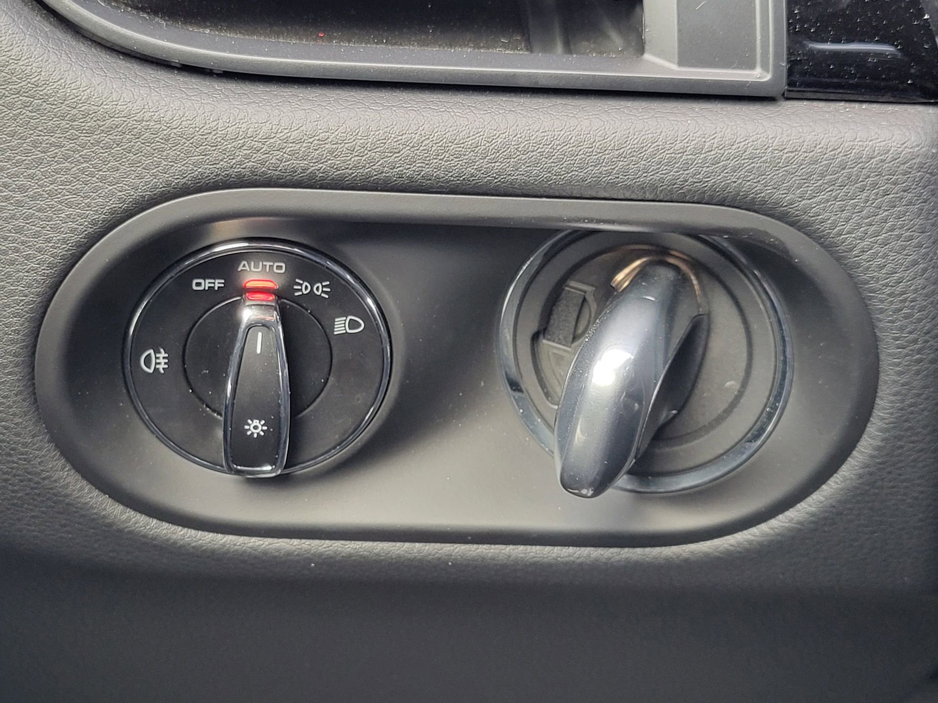 Certified 2025 Porsche Macan image 17