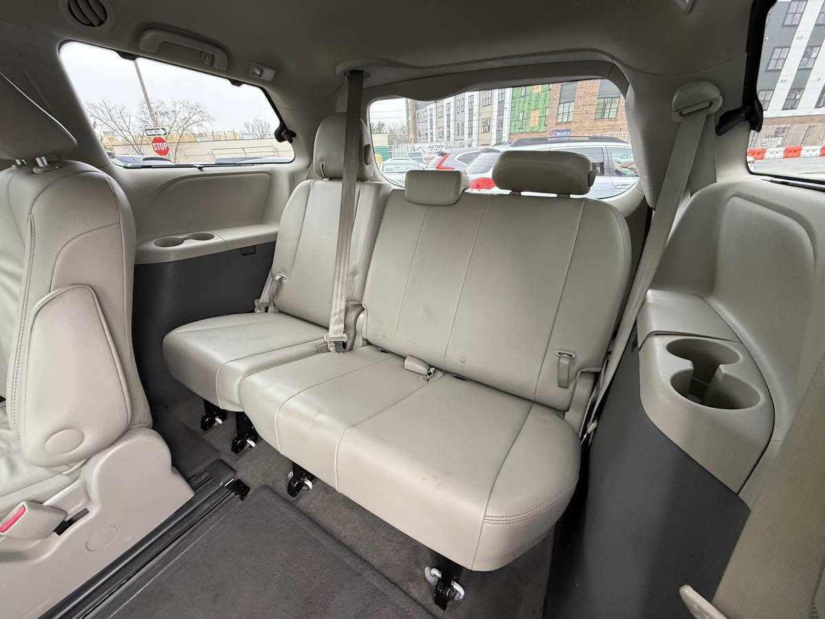 Used 2013 Toyota Sienna XLE image 13