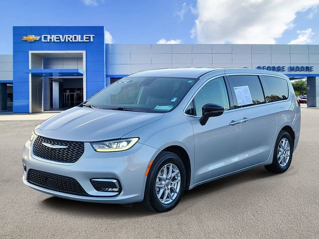 Used 2024 Chrysler Pacifica Touring-L image 2