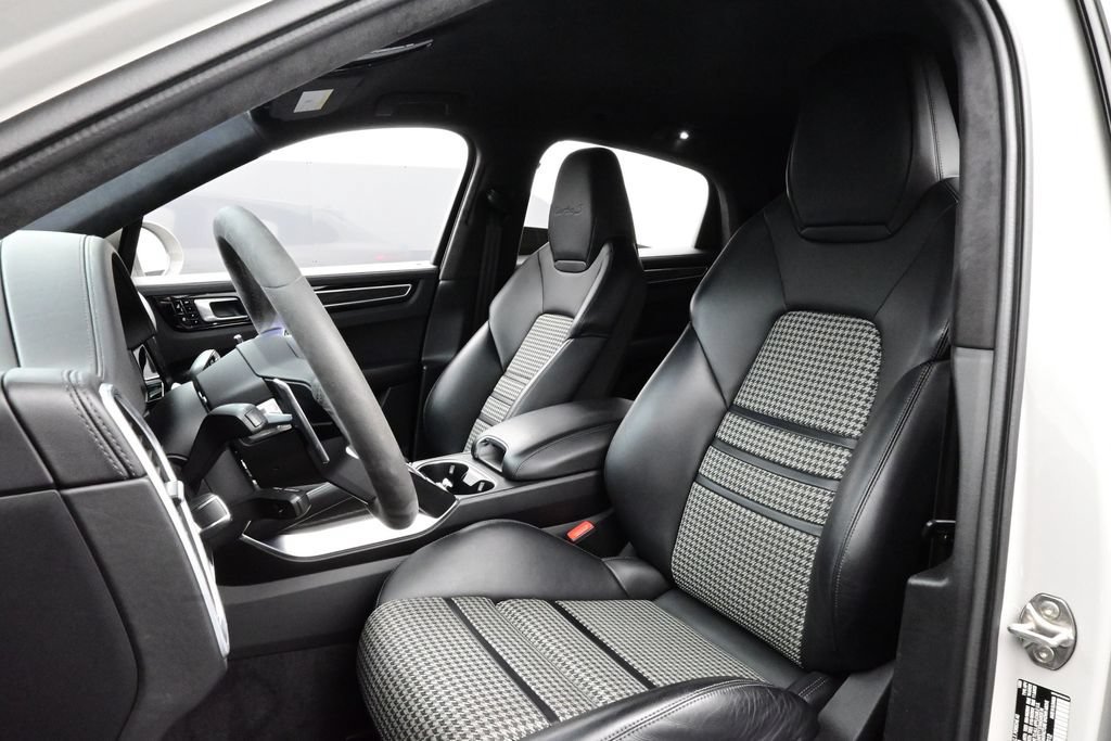 Certified 2021 Porsche Cayenne Turbo S w/ Lightweight Sport Package AWD/4WD image 5