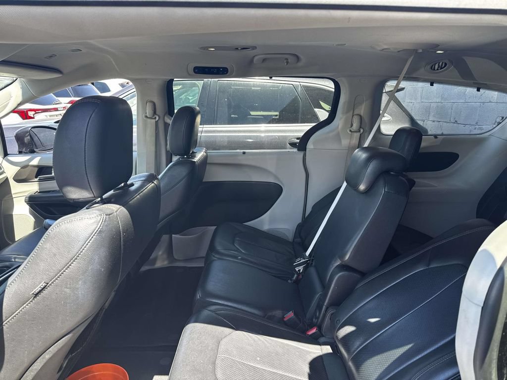 Used 2018 Chrysler Pacifica Touring-L FWD image 6