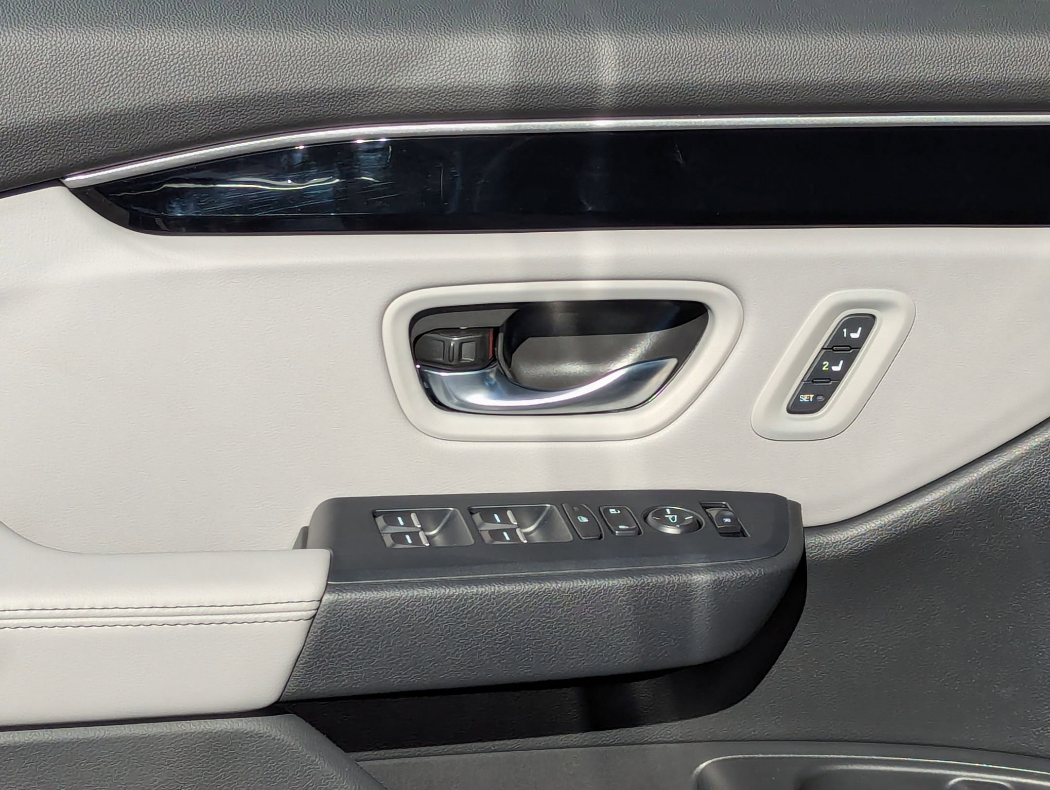 Used 2025 Honda Pilot Touring image 12