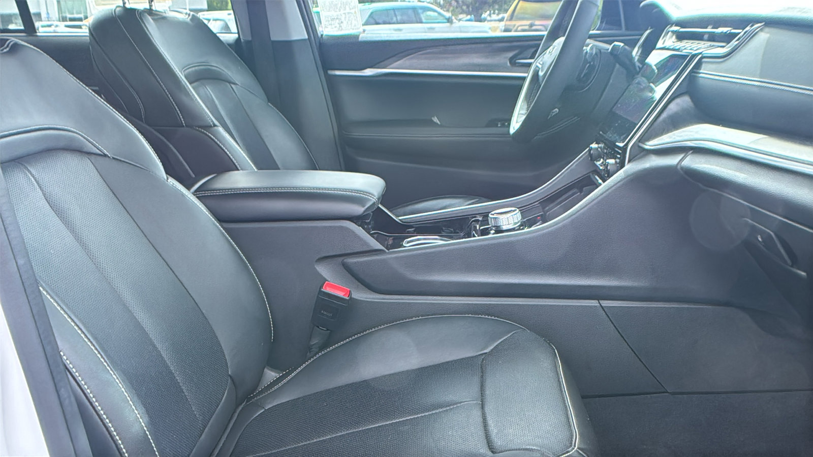 Used 2023 Jeep Grand Cherokee Limited w/ Luxury Tech Group II RWD image 11