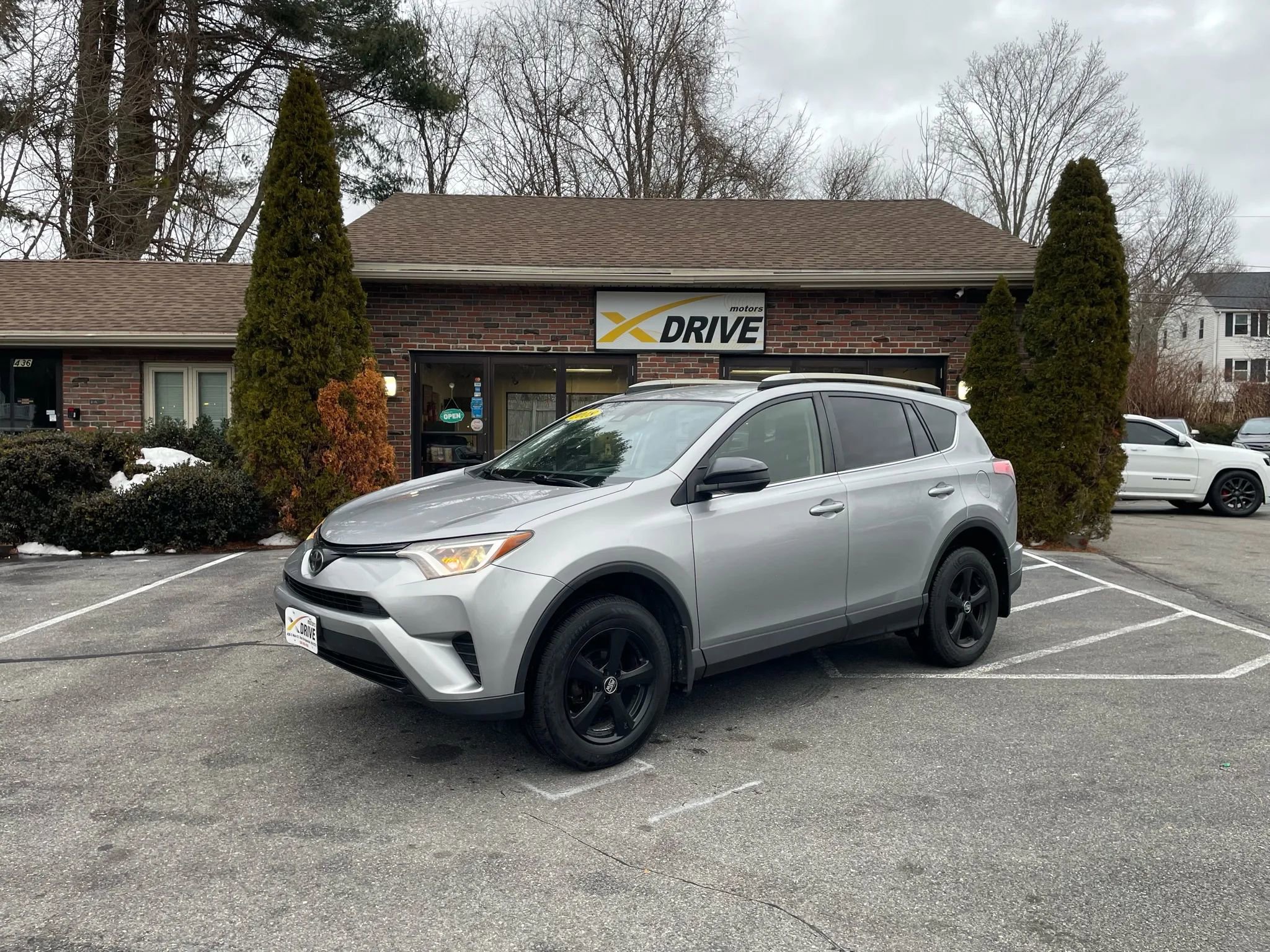Used 2018 Toyota RAV4 LE w/ Carpet Mat Package image 3