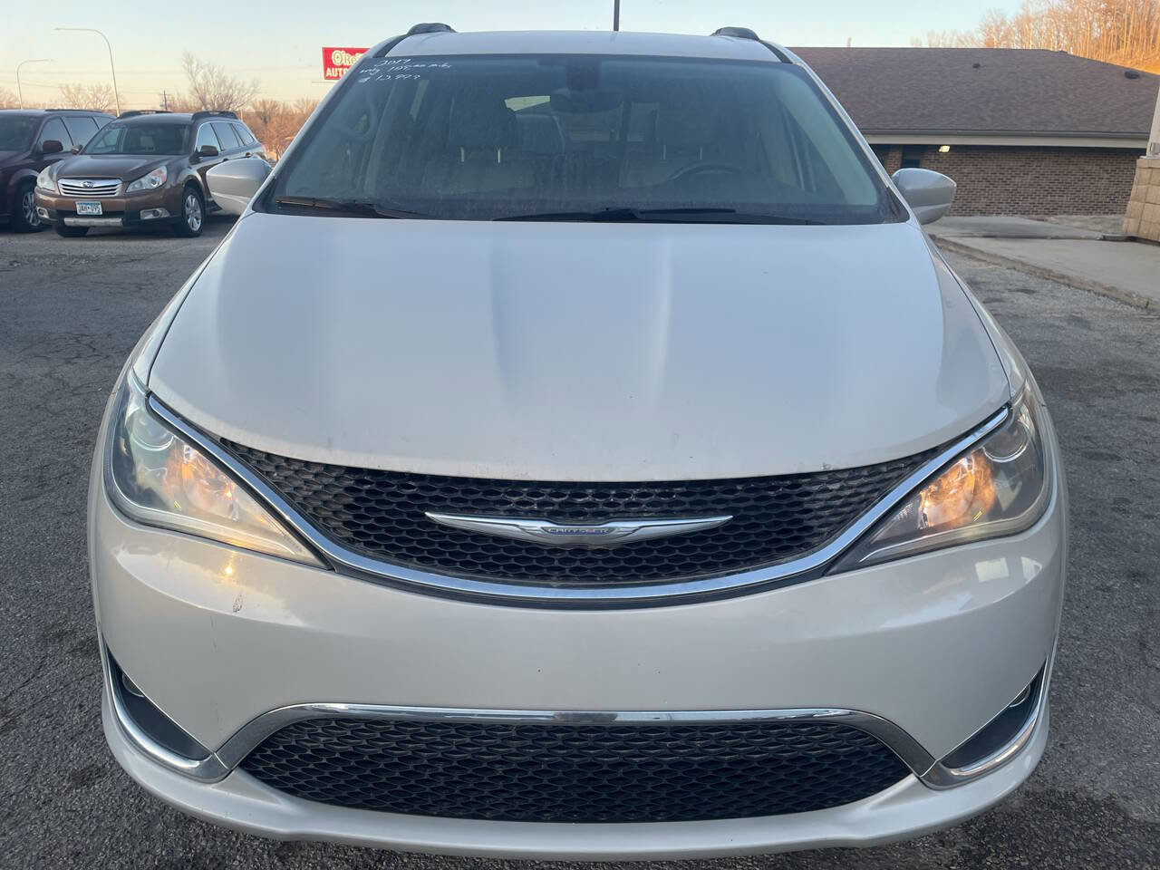 Used 2017 Chrysler Pacifica Touring-L w/ Tire & Wheel Group image 3