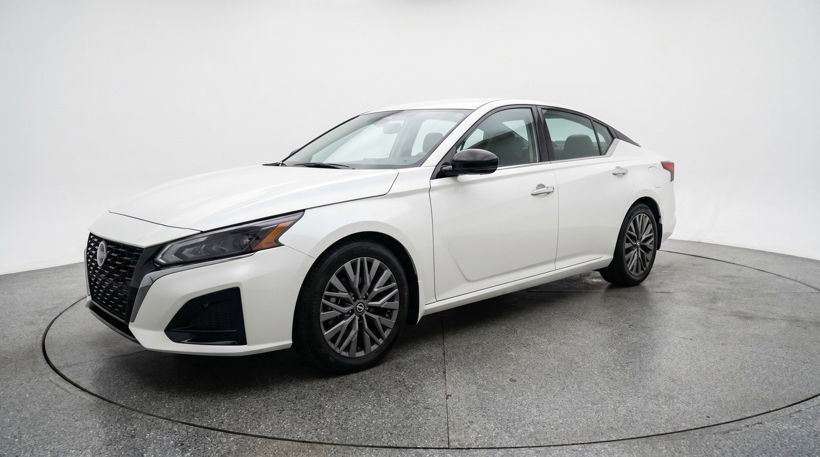 Used 2025 Nissan Altima 2.5 SV FWD image 3