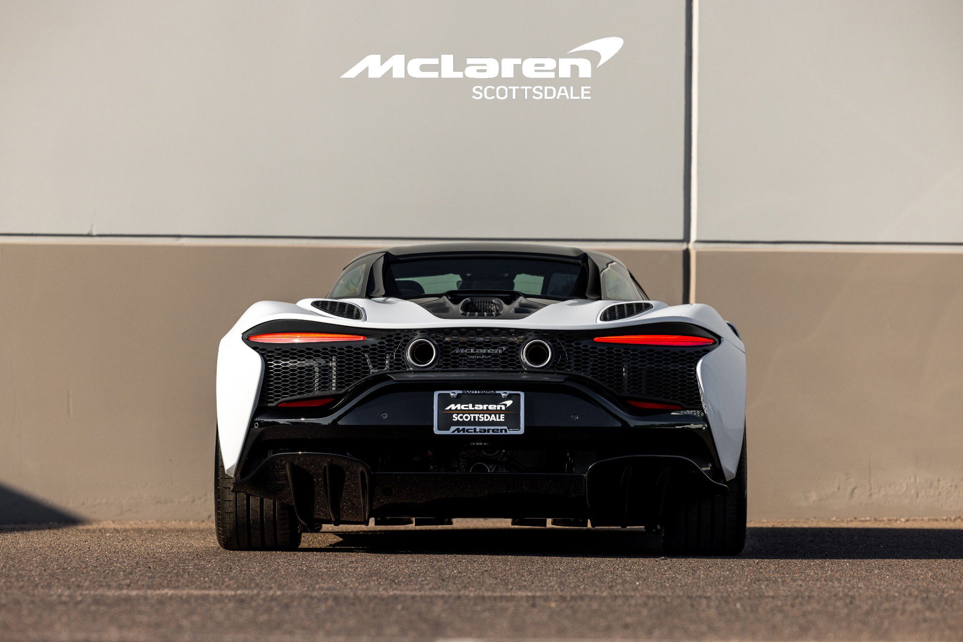 Used 2025 McLaren Artura Spider image 8