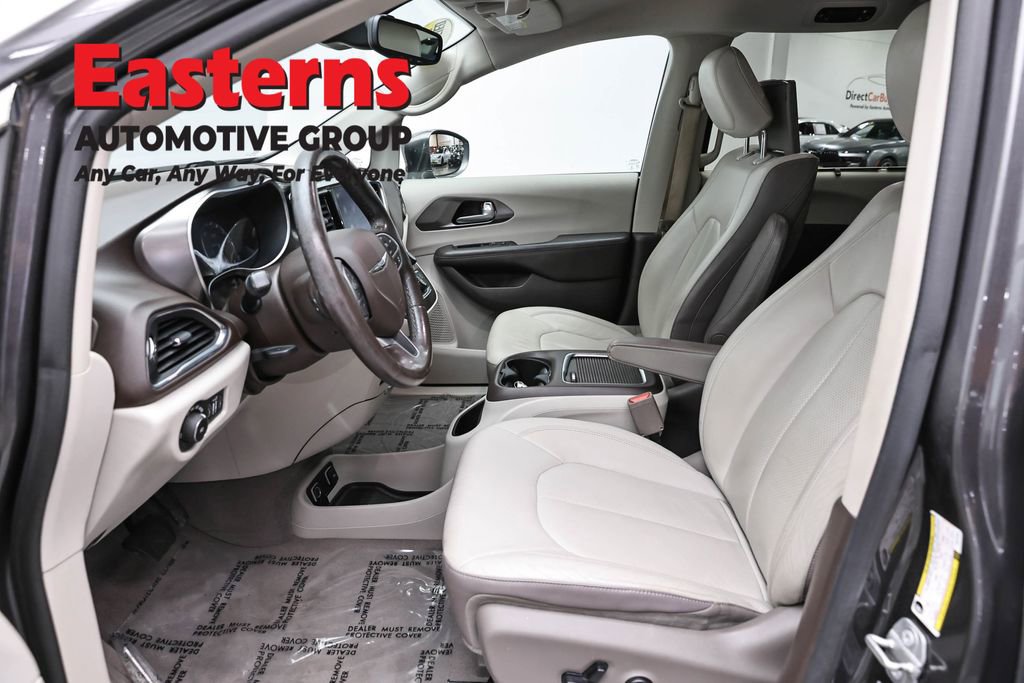 Used 2017 Chrysler Pacifica Touring-L Plus w/ Advanced Safetytec Group FWD image 14