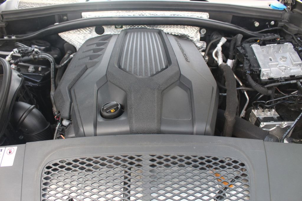 Used 2022 Porsche Macan AWD/4WD image 3