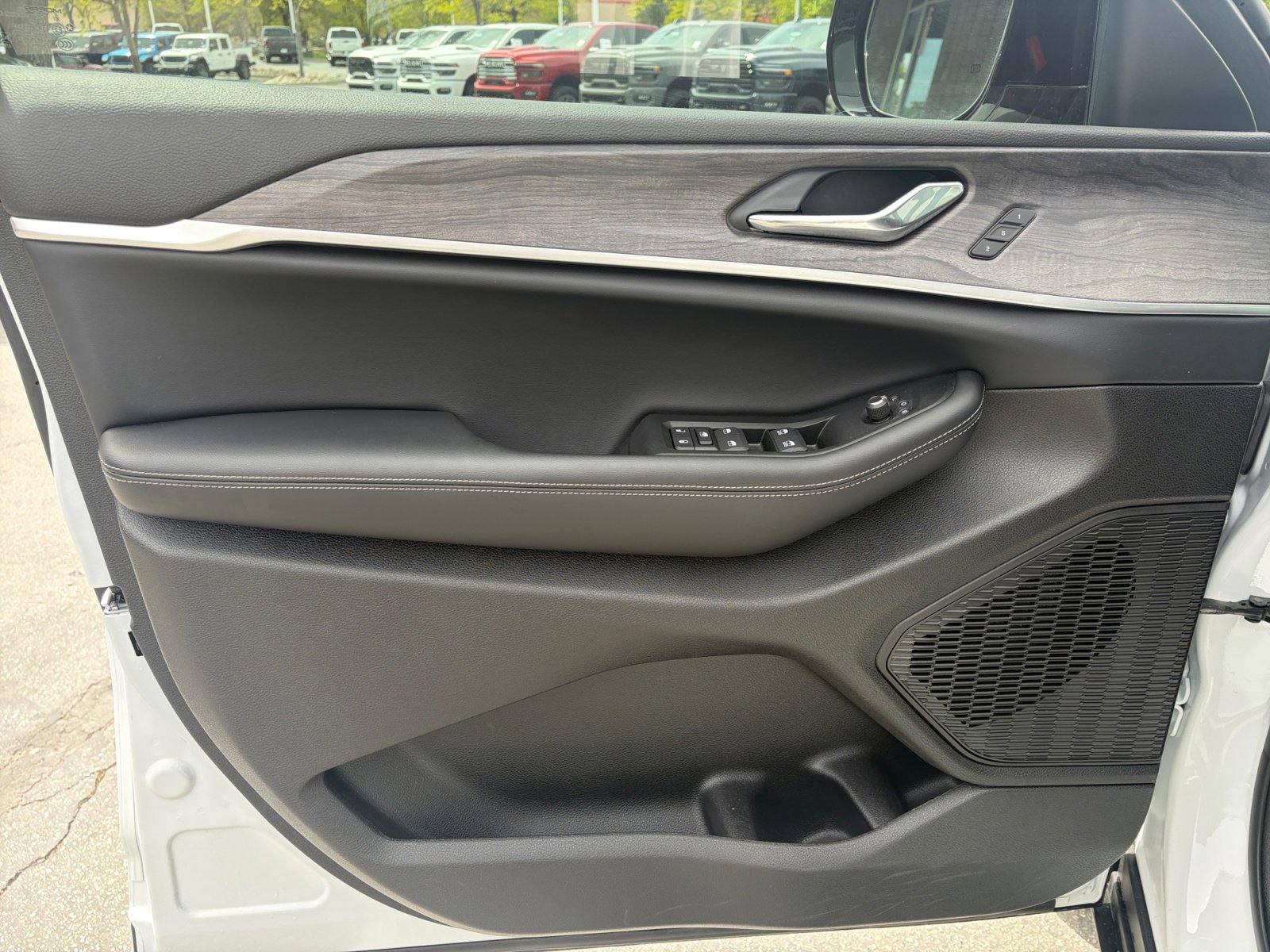 Used 2025 Jeep Grand Cherokee Limited w/ Trailer Tow Package image 14