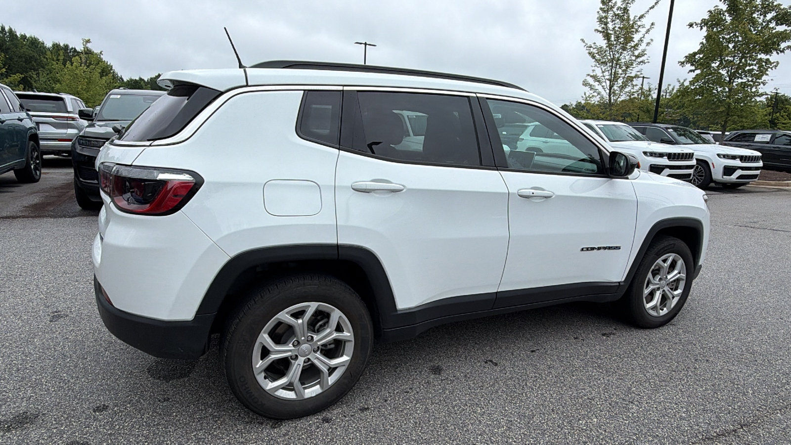 Used 2024 Jeep Compass Latitude AWD/4WD image 8