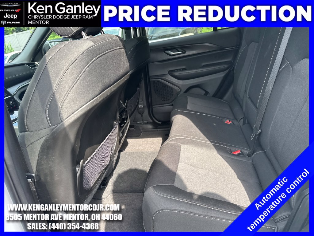 Used 2025 Jeep Grand Cherokee Laredo AWD/4WD image 23