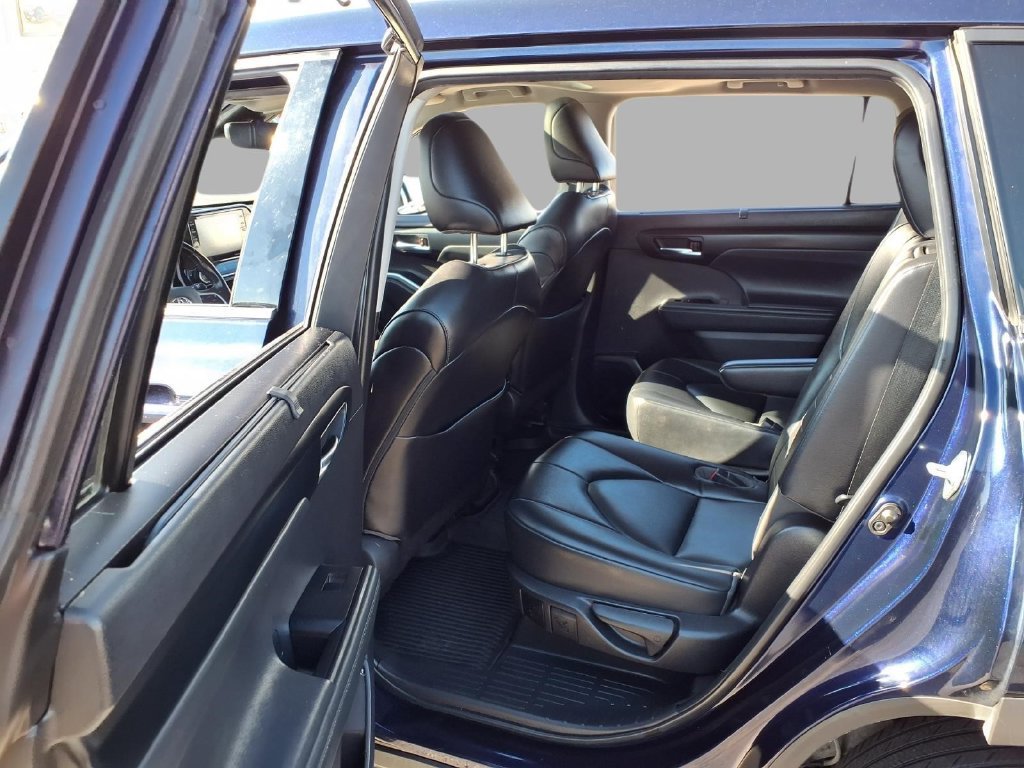 Used 2022 Toyota Highlander XLE FWD image 26