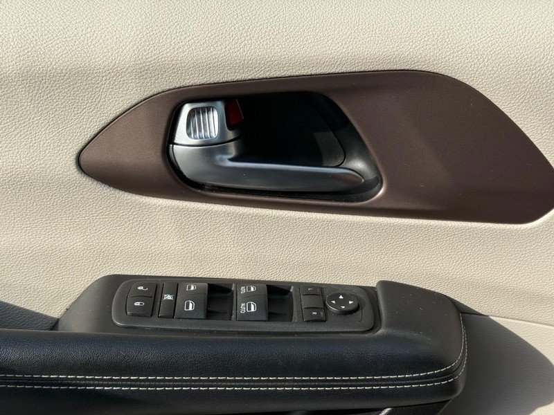 Used 2022 Chrysler Voyager LX image 23