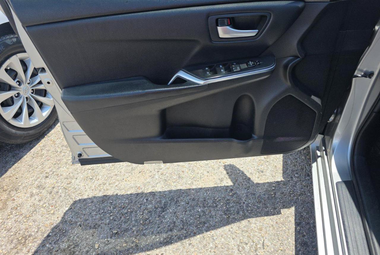 Used 2017 Toyota Camry SE FWD image 9