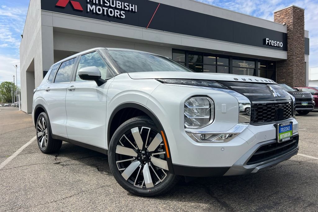 New 2026 Mitsubishi Outlander SE image 2