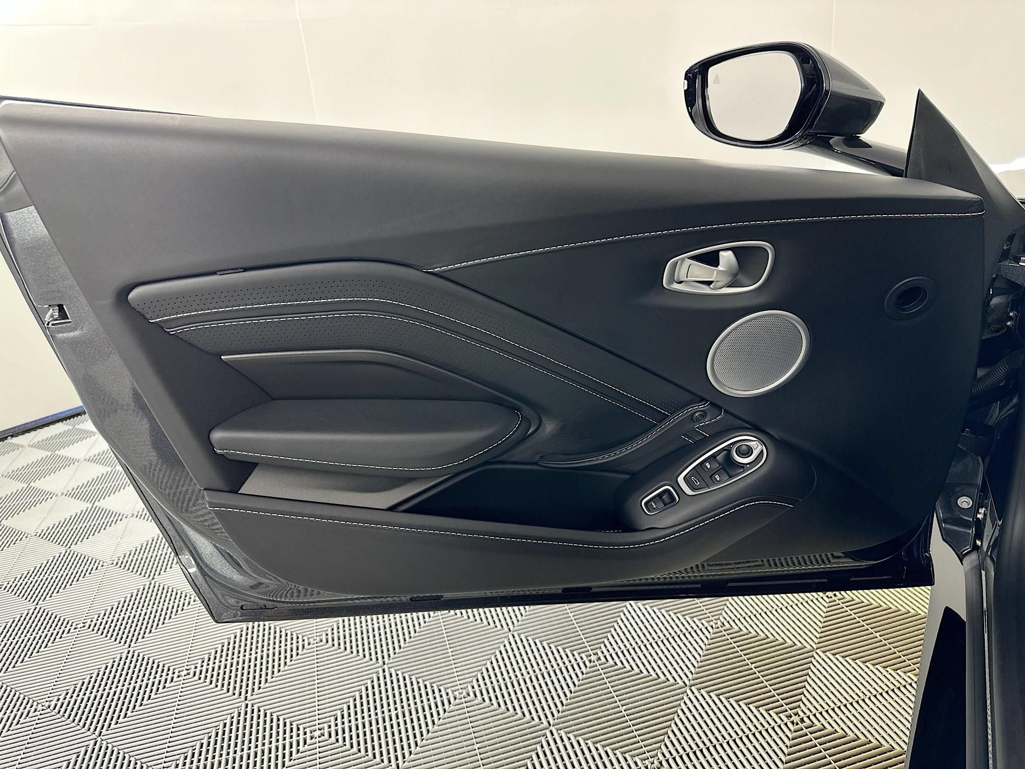 Used 2021 Aston Martin V8 Vantage Roadster RWD image 19