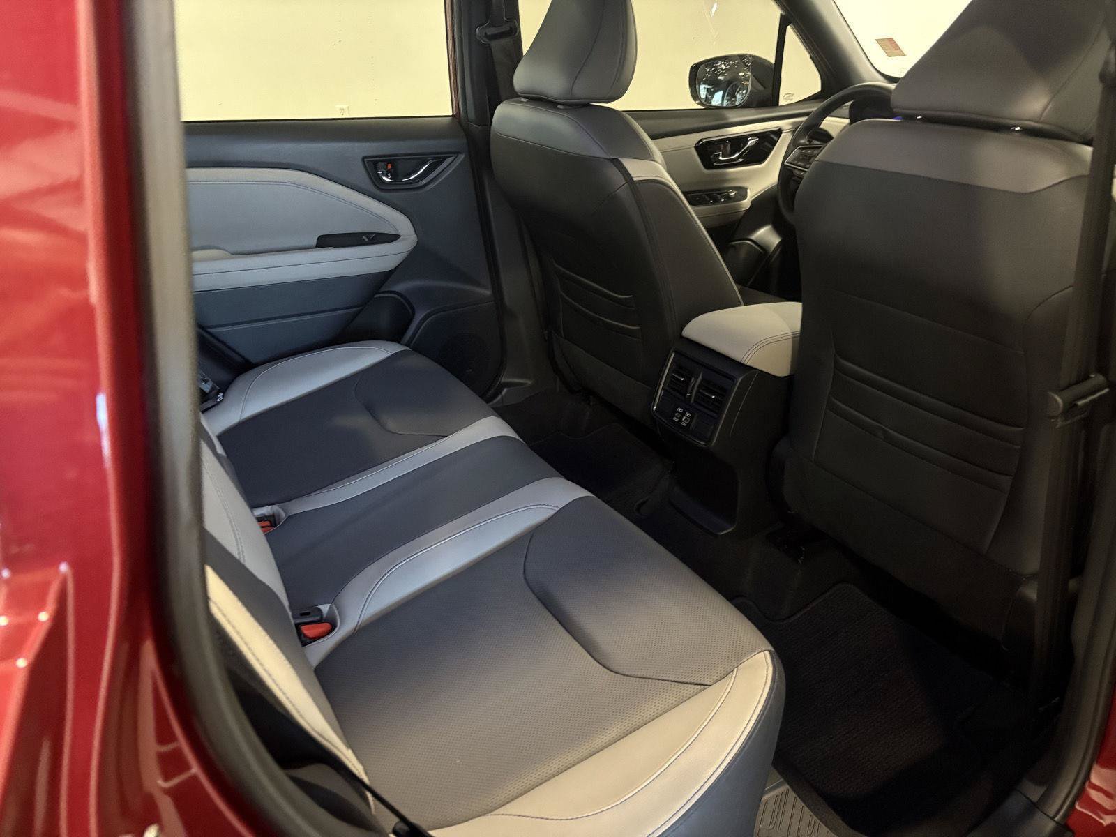 Used 2025 Subaru Forester Limited AWD/4WD image 40