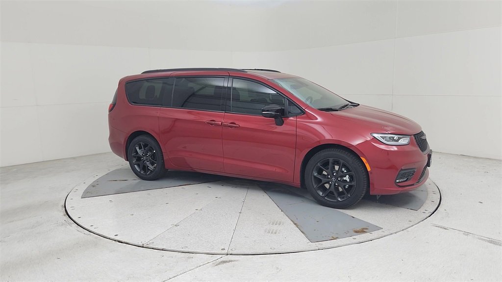 New 2026 Chrysler Pacifica Limited image 2