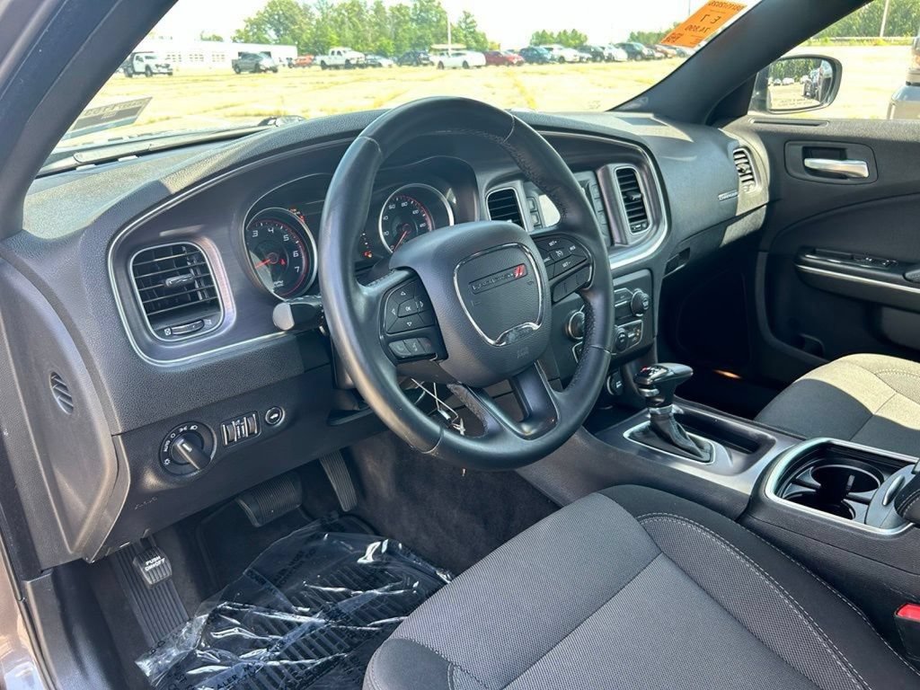 Used 2016 Dodge Charger SE RWD image 9