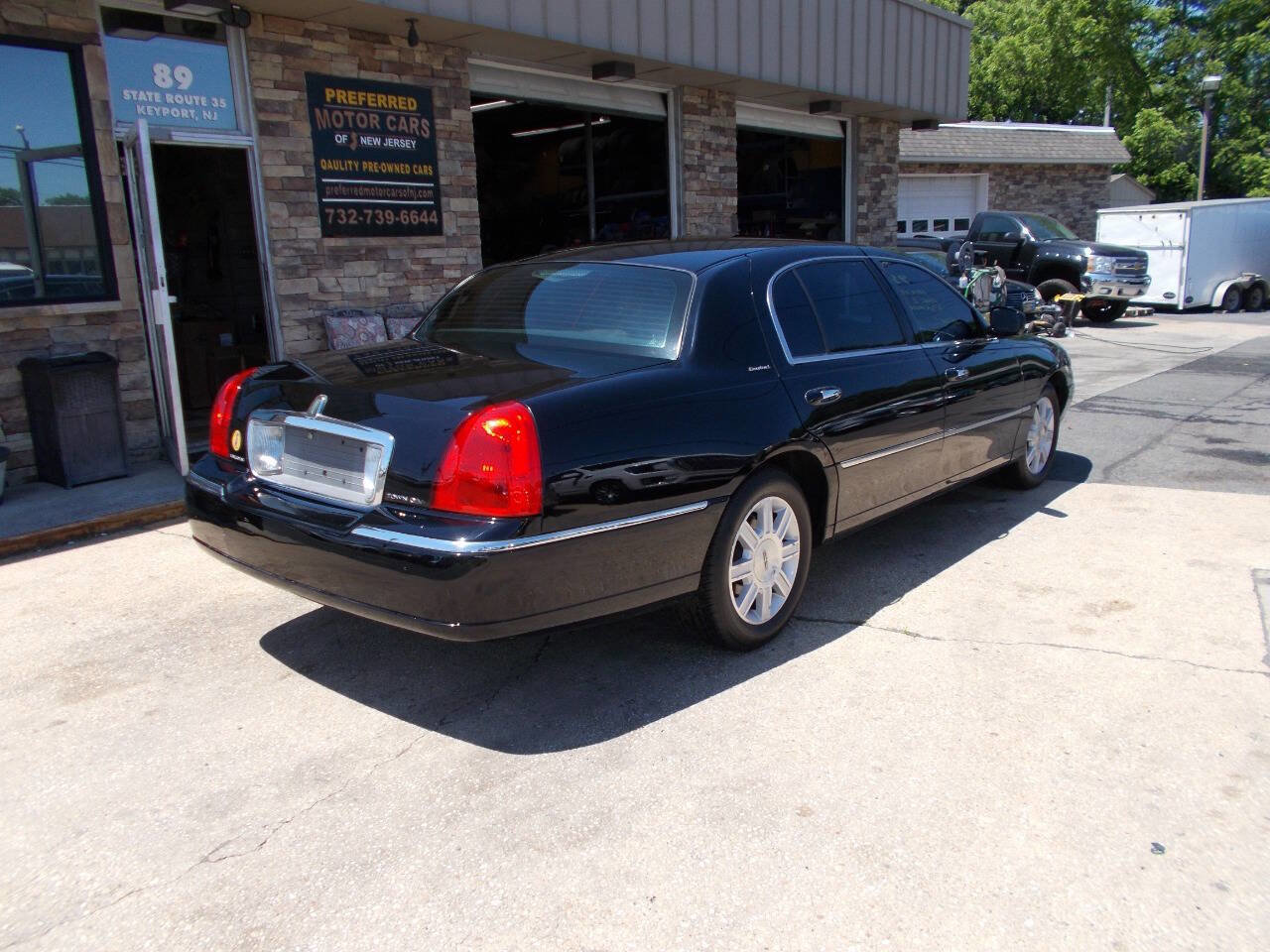 Used 2011 Lincoln Town Car Executive L RWD image 3