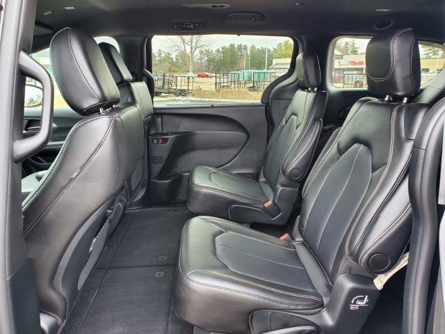 Used 2025 Chrysler Pacifica Select image 24