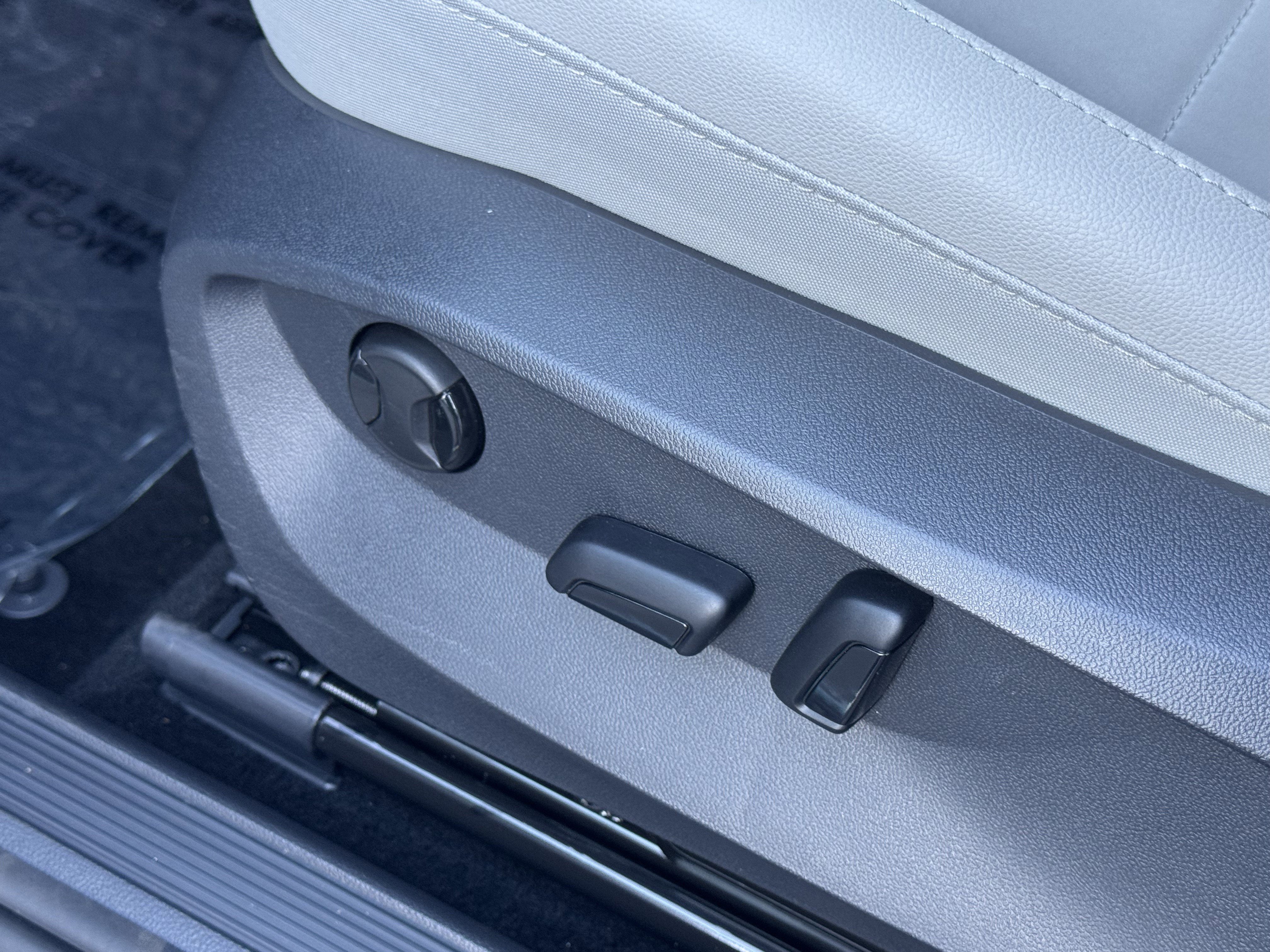 Used 2025 Volkswagen Taos SE image 18