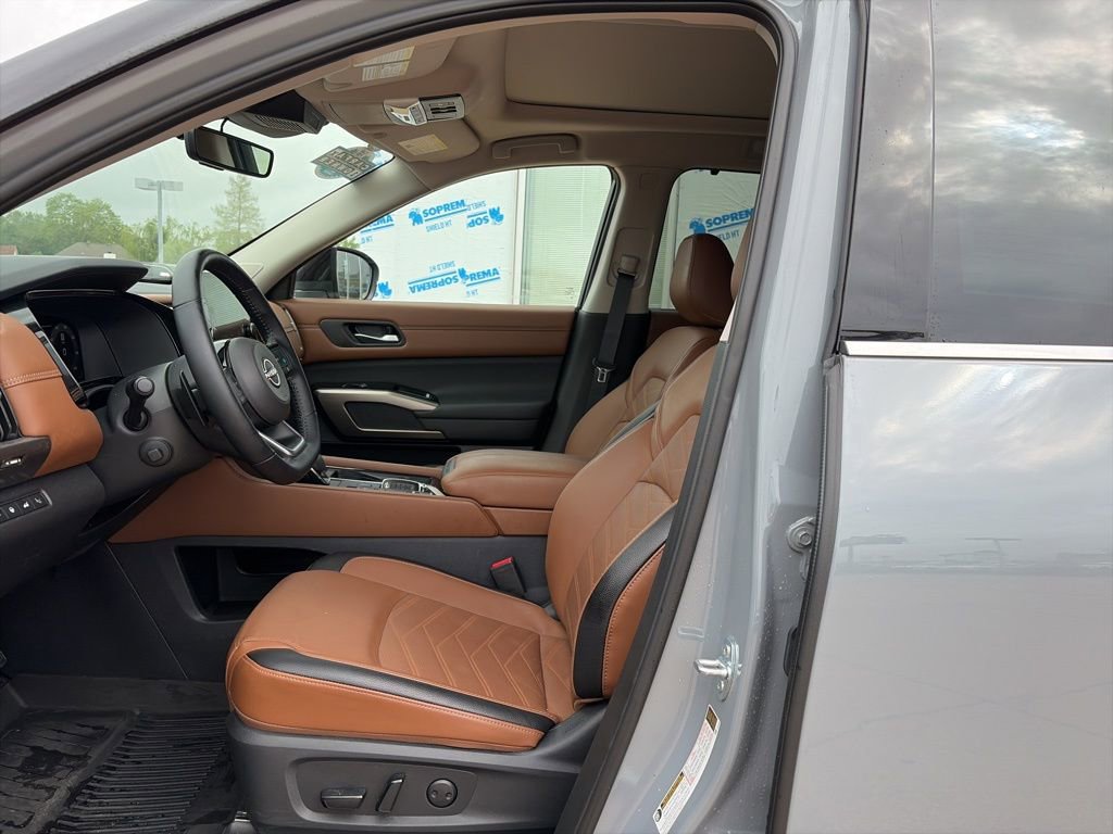 Used 2025 Nissan Pathfinder Platinum w/ Cargo Package image 7