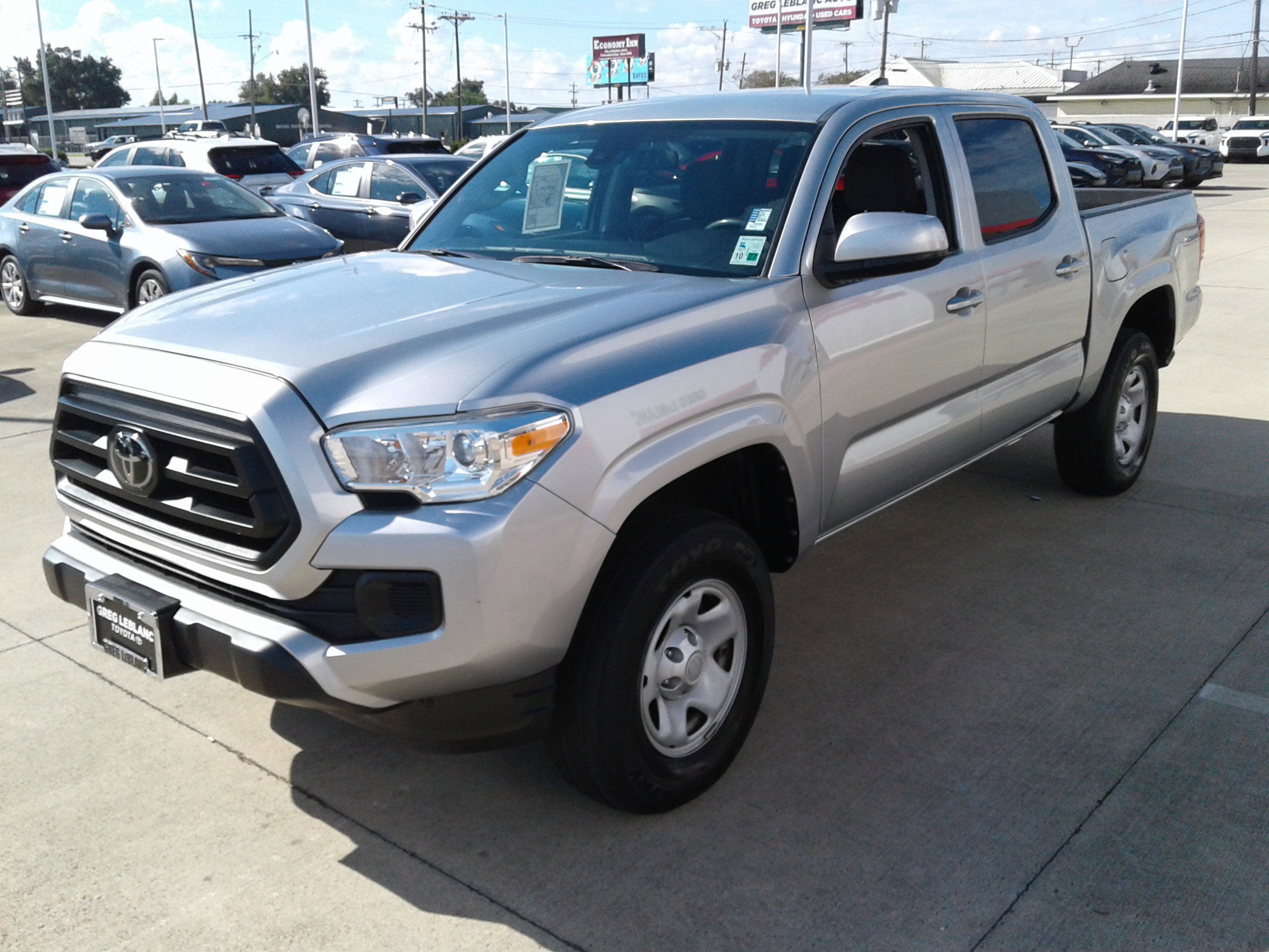 Used 2023 Toyota Tacoma SR image 3
