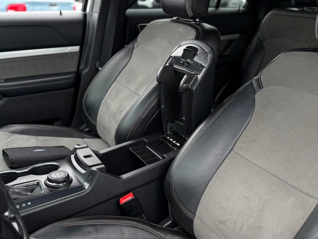 Used 2017 Ford Explorer XLT w/ Equipment Group 202A AWD/4WD image 24