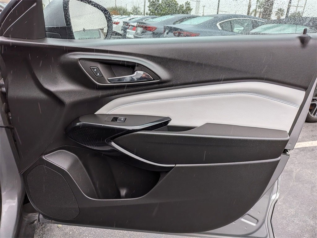 Used 2025 Chevrolet Trax LT w/ LT Convenience Package image 34