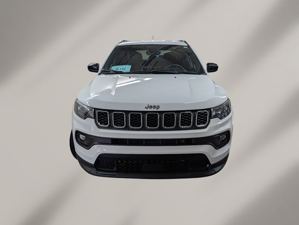 Used 2024 Jeep Compass Latitude image 2